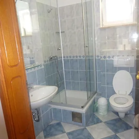 Luka Πανσιόν Brela